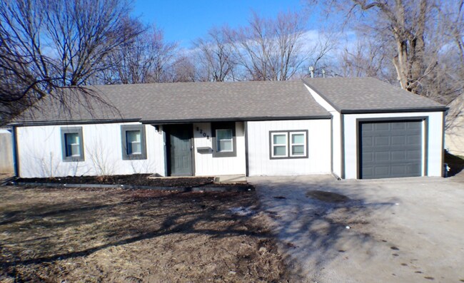 Building Photo - Lovely 3 bedrooms and 2 full baths ranch home located off Antioch Rd on W 81st St in Overland Park