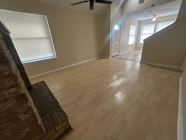 Building Photo - 2122 Lazy Ridge Dr