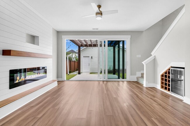 Building Photo - Must see 3 bedroom, 2.5 bath Home in Midto...