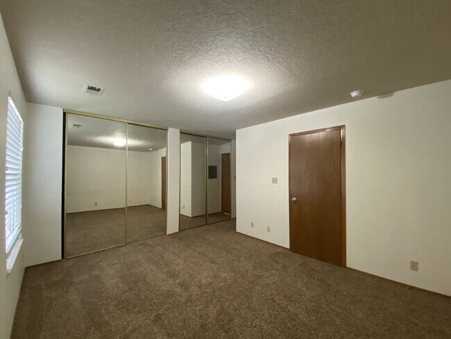 Building Photo - 1BR/1Bath Condo w/Single Car Garage