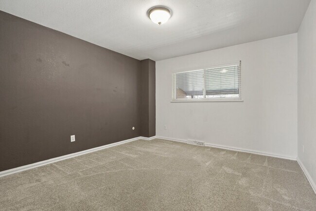 Building Photo - 3 Bedroom Townhome in University Neighborhood