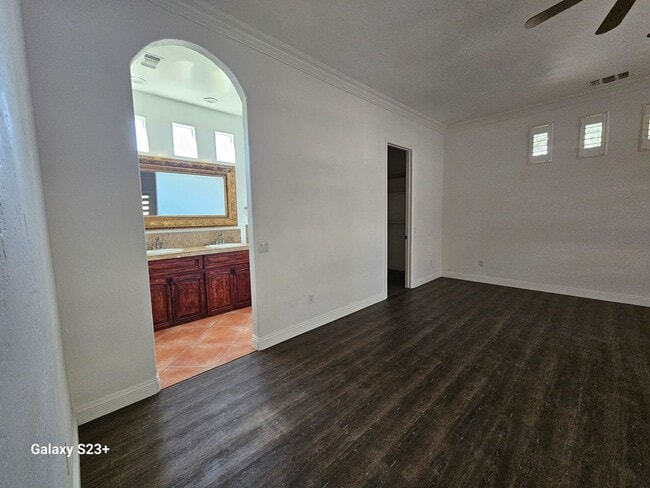Building Photo - LARGE 3BED/2 BATH IN A COUNTRY CLUB SETTTING