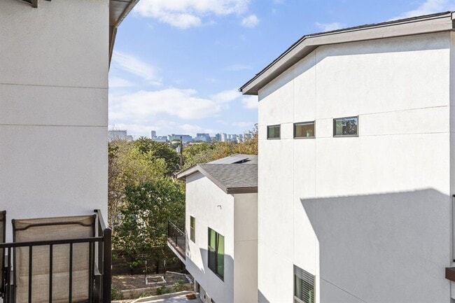 Building Photo - 1128 Chicon St