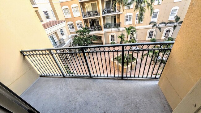 Building Photo - Annual Unfurnished 2/2 Condo in Downtown S...