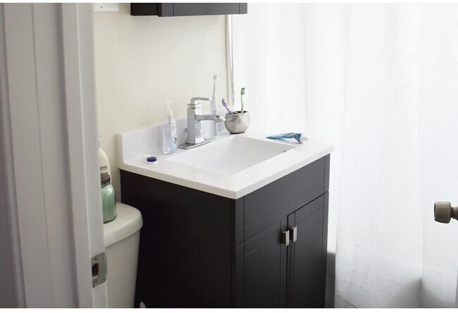 Building Photo - 3819 N Greenview Ave