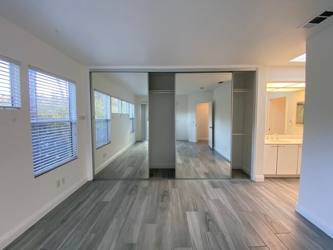 Building Photo - 4594 Cove Dr