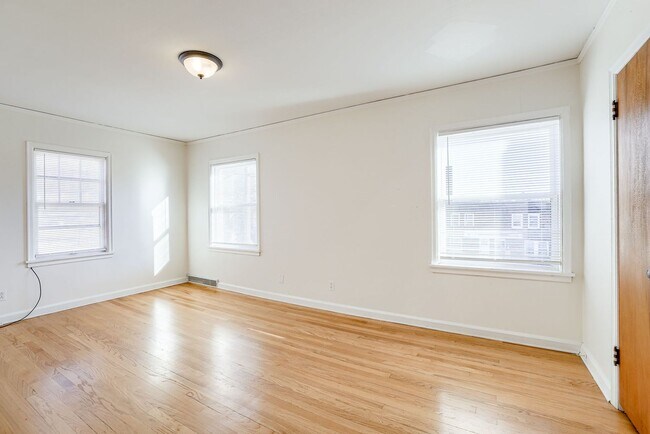 Building Photo - Charming 3 Bedroom Duplex In Prime Location!!