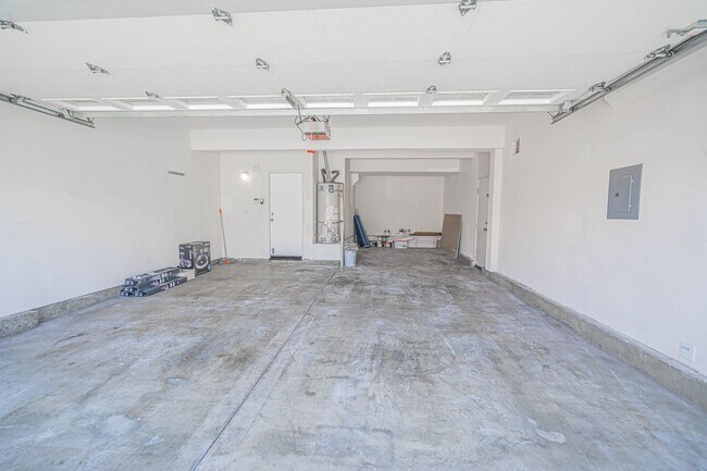 Building Photo - Spacious 4-Bedroom Pool Home in Saugus wit...