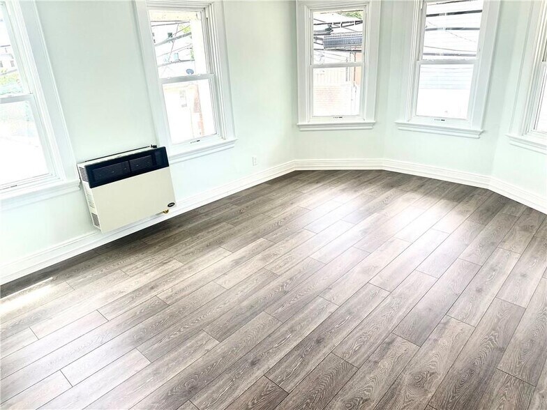 Building Photo - 804 Main St