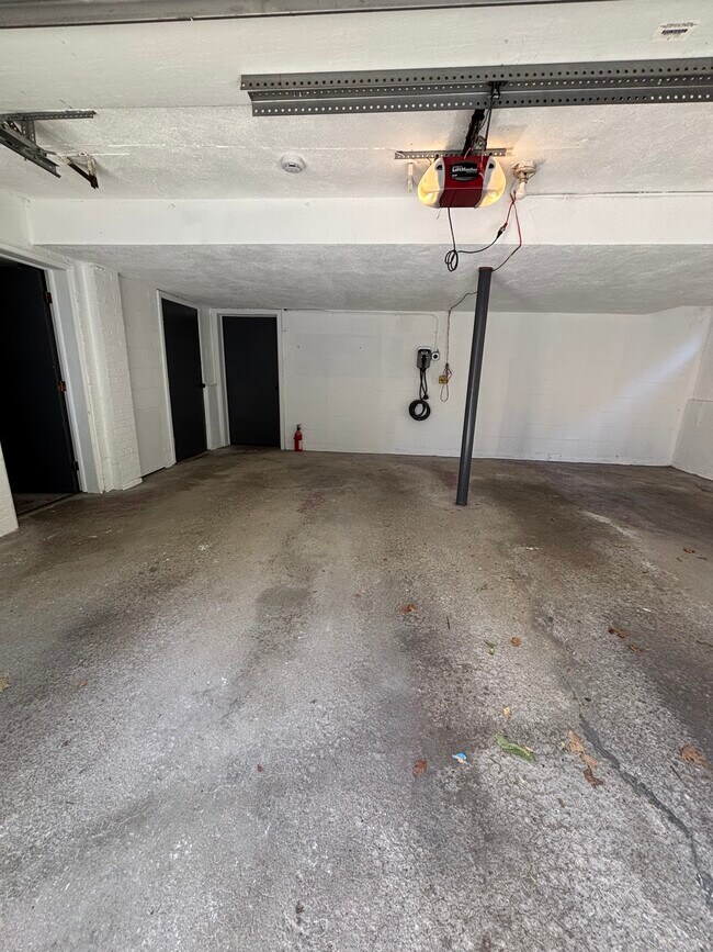 Attached garage - 506 Forest Ave