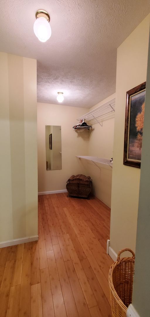 Building Photo - Off-Season Rental | Available 10/15/25 – 5...