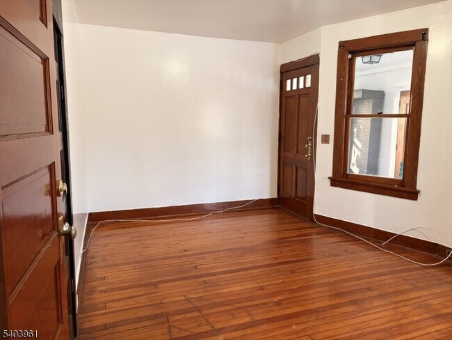 Building Photo - 35 Marsellus Pl