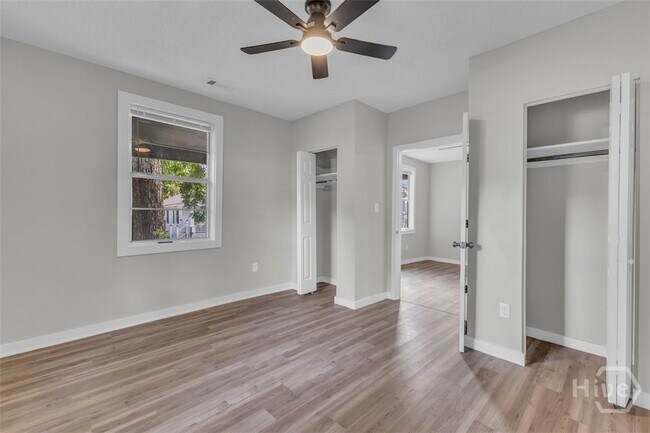 Building Photo - 832 W 44th St