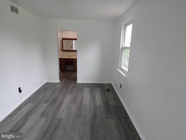Building Photo - 6261 Patrick Henry Ct