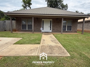 Building Photo - Charming 3BR/2BA Tuscaloosa Home | High Vaulted Ceilings, Hardwood Floors & Fenced Yard