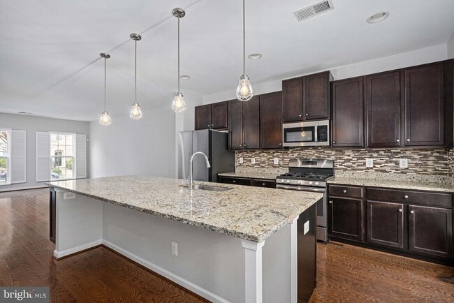 Building Photo - 214 Almond Dr