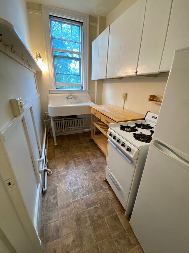 Building Photo - 267 Crescent St