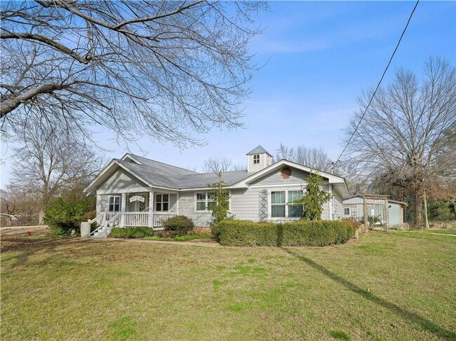 Building Photo - 3 bedroom 2 bath historic Prairie Grove co...