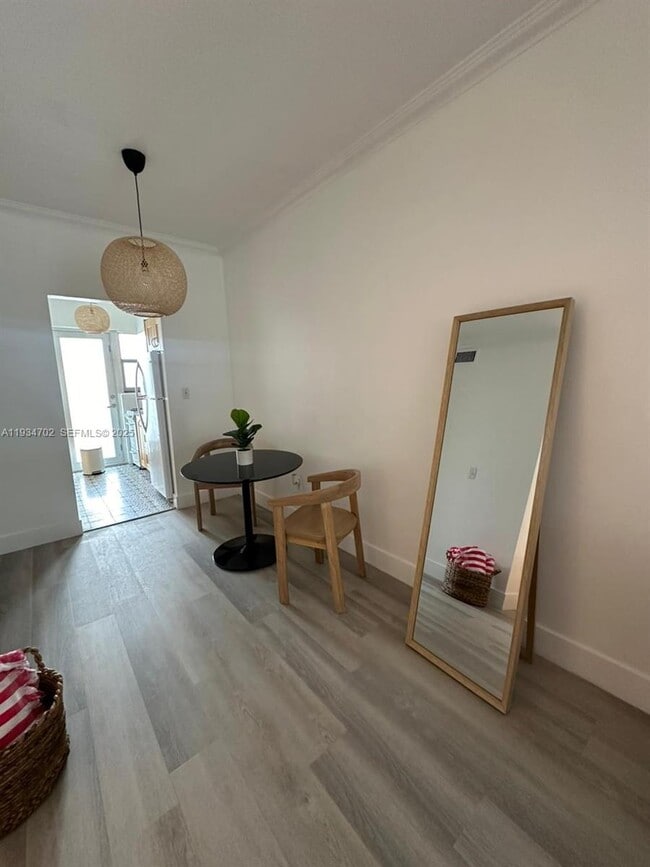 Building Photo - 1840 James Ave