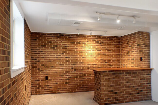 Building Photo - 4 Bedroom on 1 acre