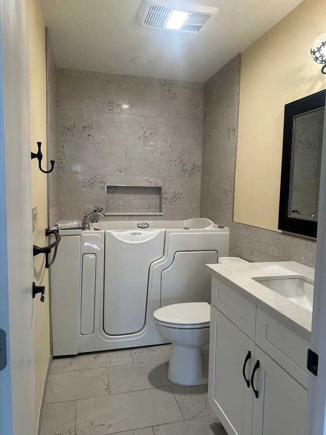 Building Photo - JUST LISTED! Single-Story Condo