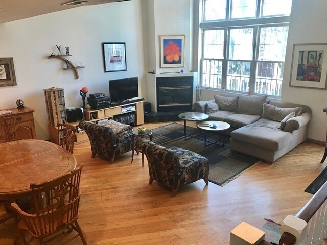 Building Photo - 1933 N Sedgwick St