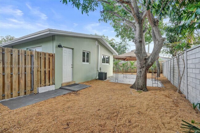 Building Photo - 3033 NE 20th Terrace