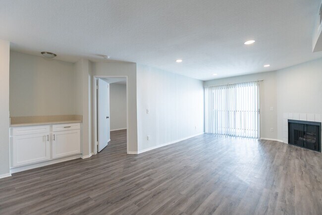 Interior Photo - 4532 Murietta Ave