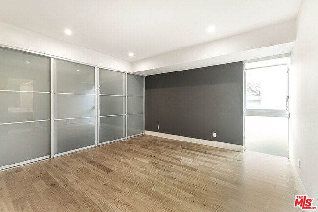 Building Photo - 16540 Moorpark St