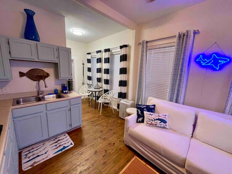 Building Photo - 2423 Avenue Q