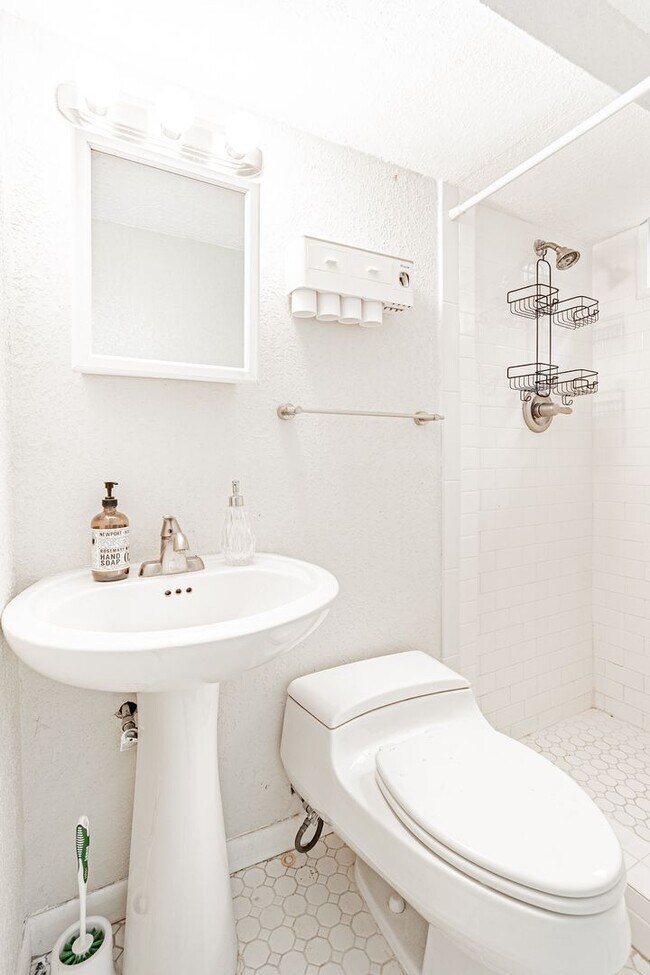 Building Photo - Exceptional 4-Bed, 2-Bath Home in Englewoo...