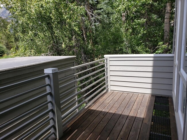 Building Photo - 3548 N Lake Creek Dr