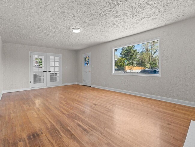 Building Photo - 2 bed, 1 bath with built in office near UNR