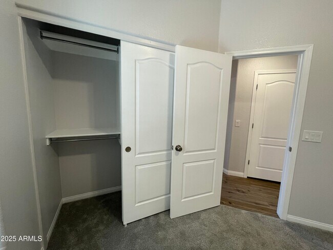Building Photo - 841 E Lovegrass Dr