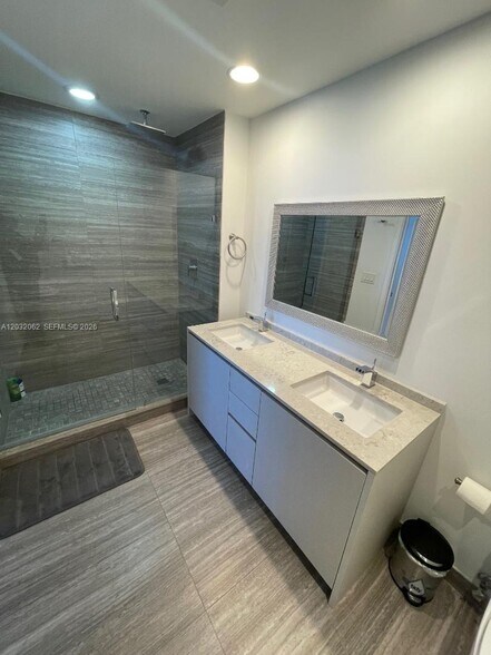 Building Photo - 1010 Brickell Ave