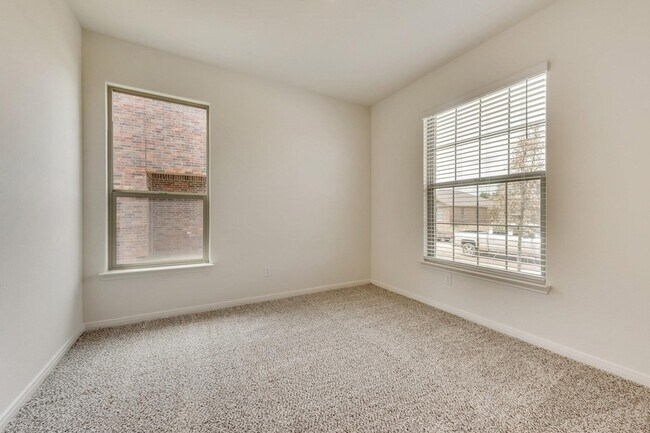 Building Photo - 833 Serena Dr