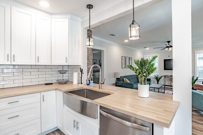 Building Photo - Stylish 3 Bedroom Bungalow near NAS and Be...