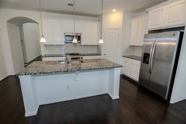 Building Photo - 18122 Glenlyon Dr