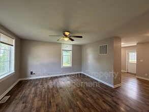 Building Photo - 921 Kent Ln S