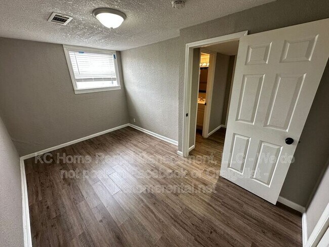 Building Photo - 300 Hill St