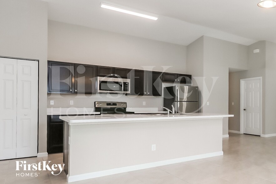 Building Photo - 1809 SW Cycle St