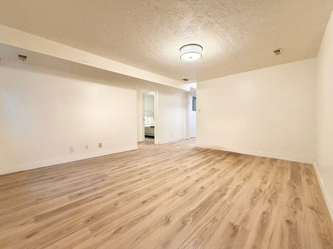 Building Photo - 8758 Oak Park Cir