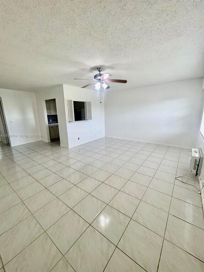 Building Photo - 202 Mansfield F