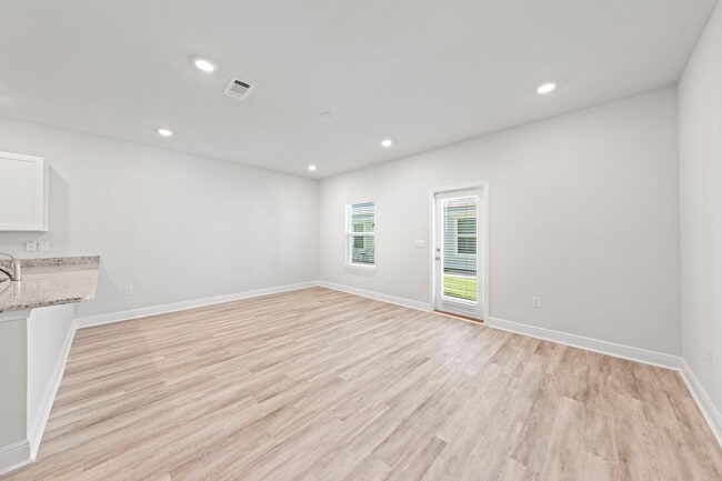 Building Photo - 1027 McLaren Cir