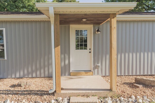 Building Photo - 4 BEDROOM 3 BATHROOM HOUSE FOR RENT