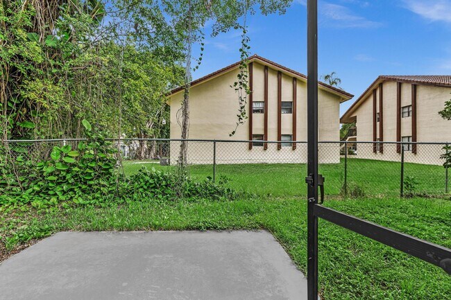 Building Photo - 2510 Riverside Dr