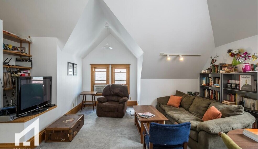 common space - 1049 Spaight St