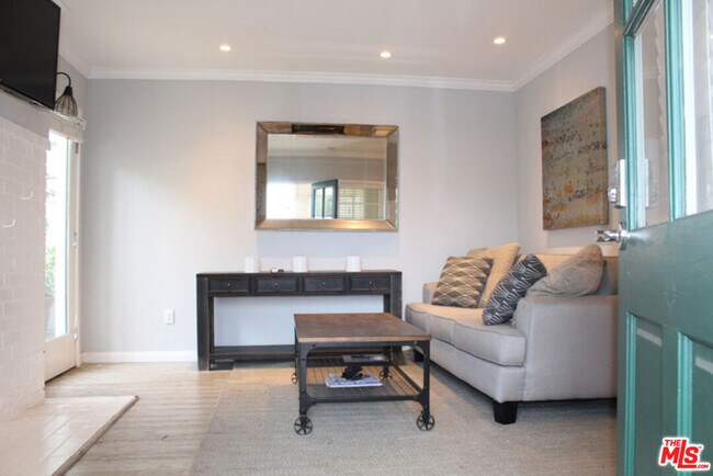 Building Photo - 900 N Gardner St