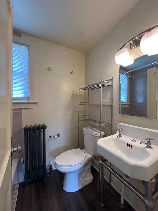 Building Photo - Flexible move in date! Two Bedroom apartme...