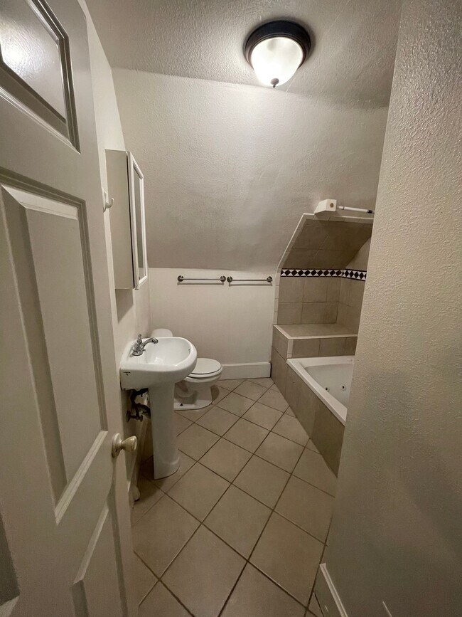 Building Photo - 1229 12th St